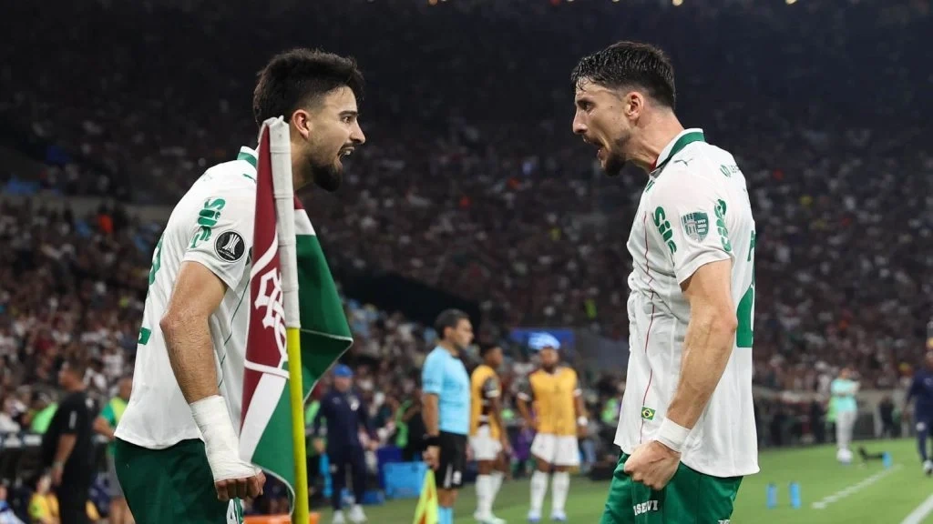 Flaco Lopez abre o placar contra o Fluminense no jogo de ida semifinal, no Mracanã