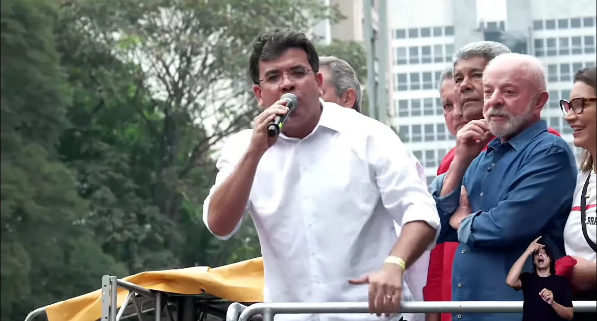 O governador do Piauí, Rafael Fonteles, discursa durante a Marcha Pela Democracia