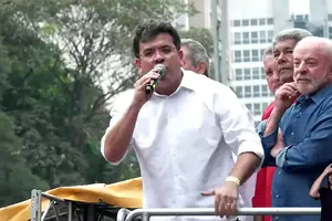 O governador do Piauí, Rafael Fonteles, discursa durante a Marcha Pela Democracia (Foto: Reprodução | Lula/Redes Sociais)