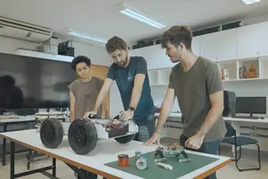 Alunos durante aula do curso de inteligência artificial da Universidade Federal de Goiás (Foto: Saburá filmes)