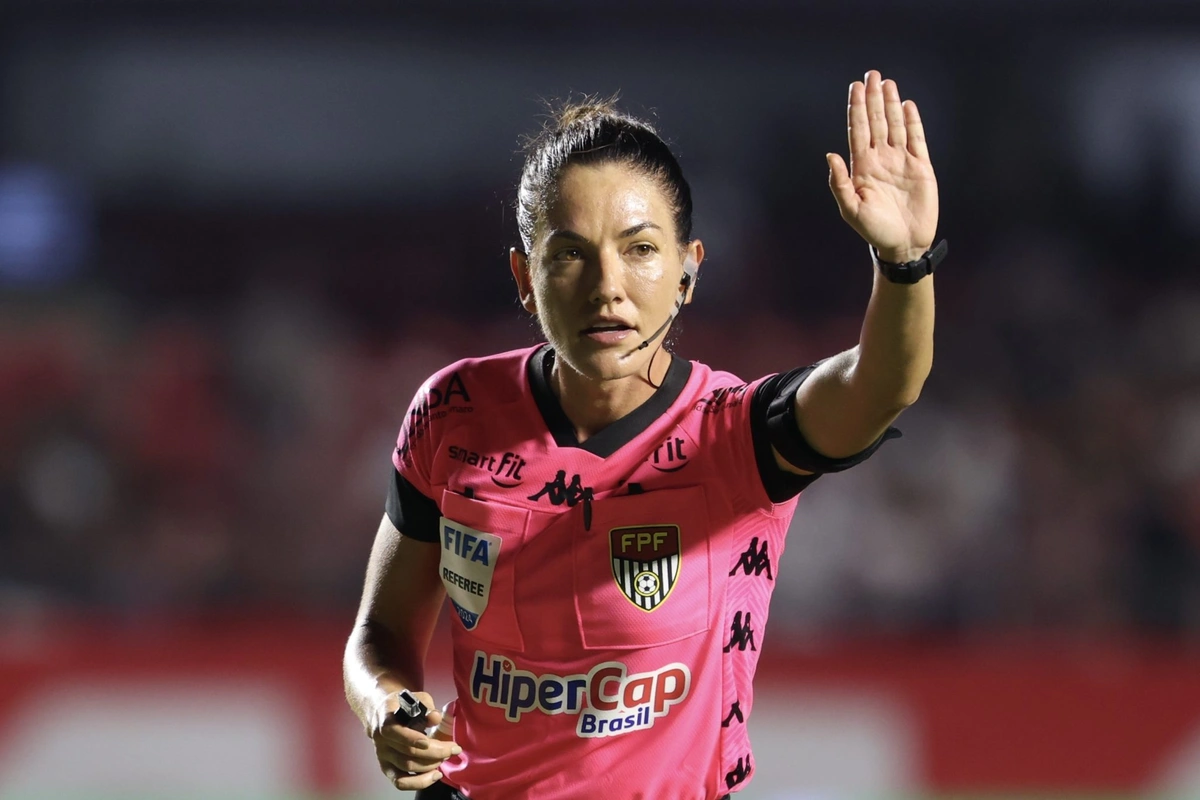 Árbitra Daiane Muniz, alvo de misoginia