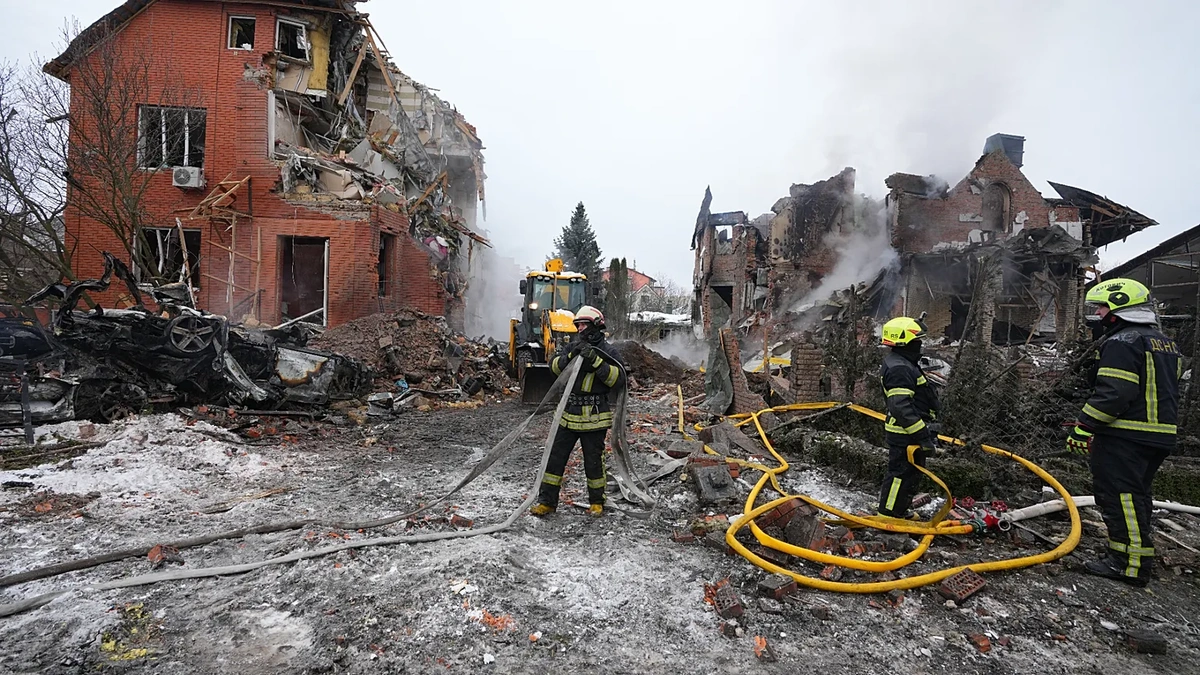 Bombeiros apagam um incêndio após um drone ter atingido um edifício residencial durante ataque aéreo russo em Kiev - 22 de fevereiro de 2026
