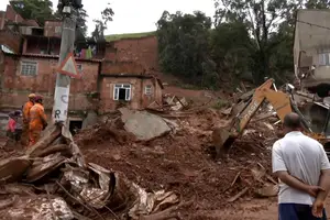 Bombeiros trabalham em área de desabamento na região de Parque Burnier em Juiz de Fora (MG) (Foto: Globo)