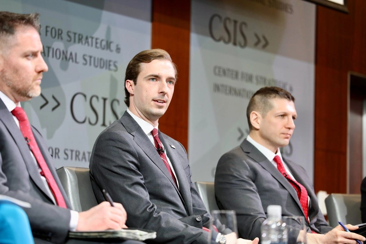 Caleb Orr (no meio da imagem), secretário assistente de Estado norte-americano para Assuntos Econômicos, Energéticos e Empresariais