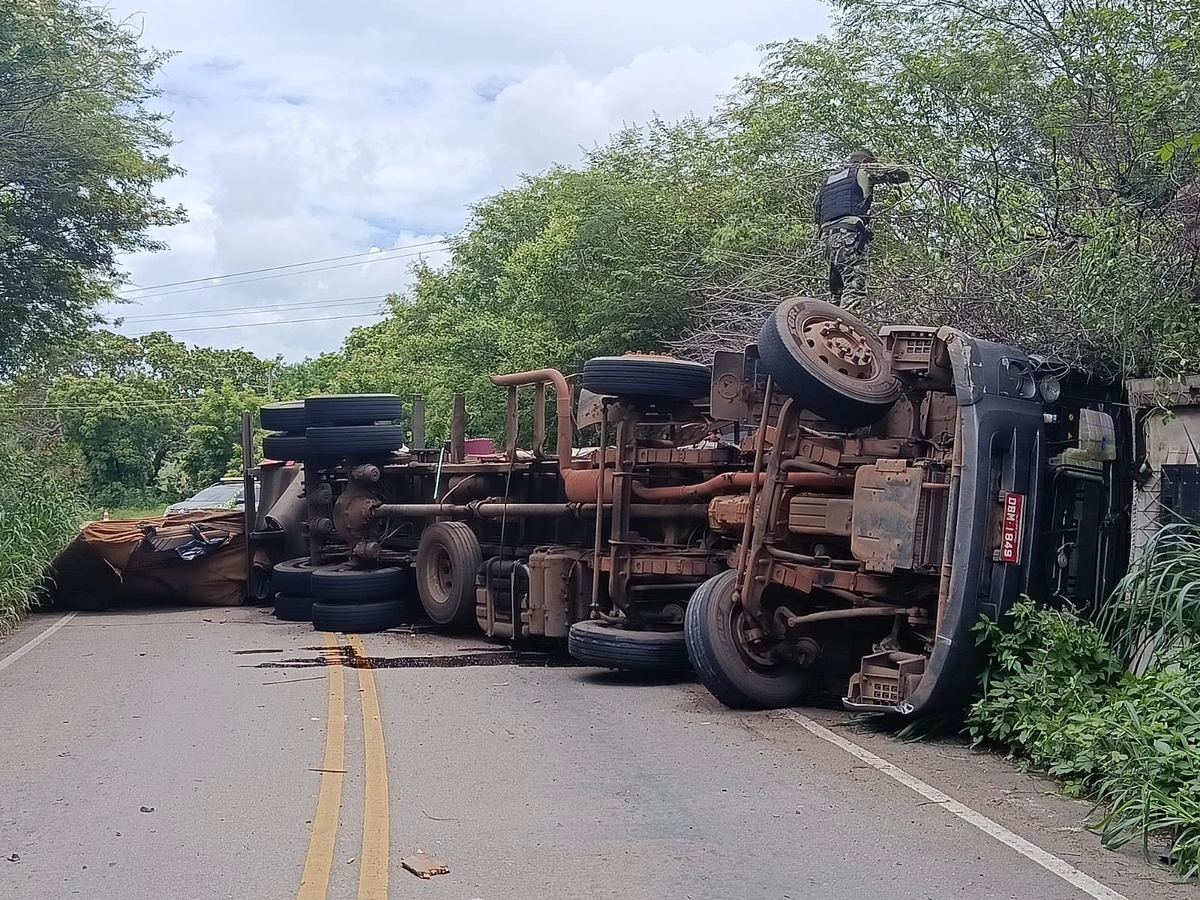 Caminhão tomba em São Raimundo Nonato