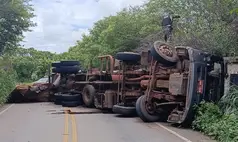 Caminhão tomba na BR-324 e deixa motorista ferido em São Raimundo Nonato
