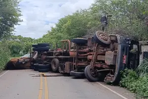 Caminhão tomba em São Raimundo Nonato (Foto: Reprodução)