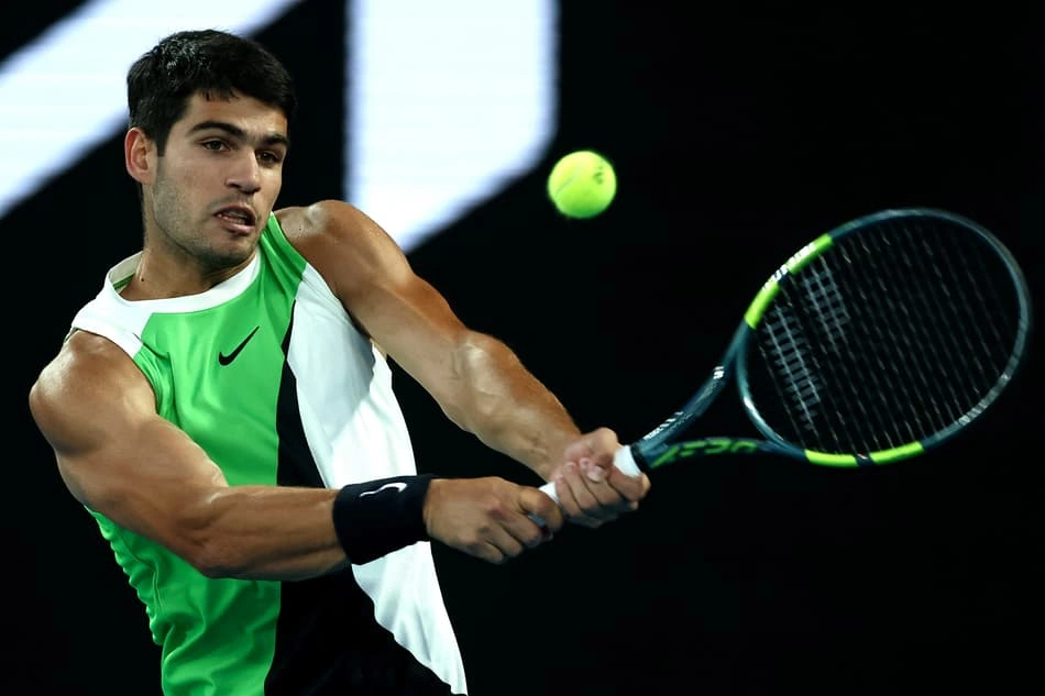 Carlos Alcaraz disputando ponto contra Novak Djokovic