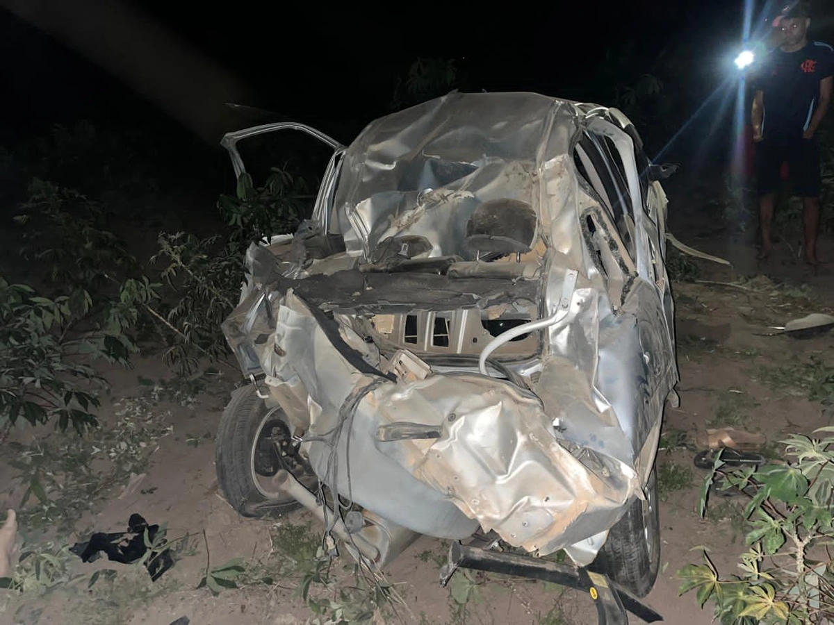 Carro de Giliard capota na PI-378, em Pio IX