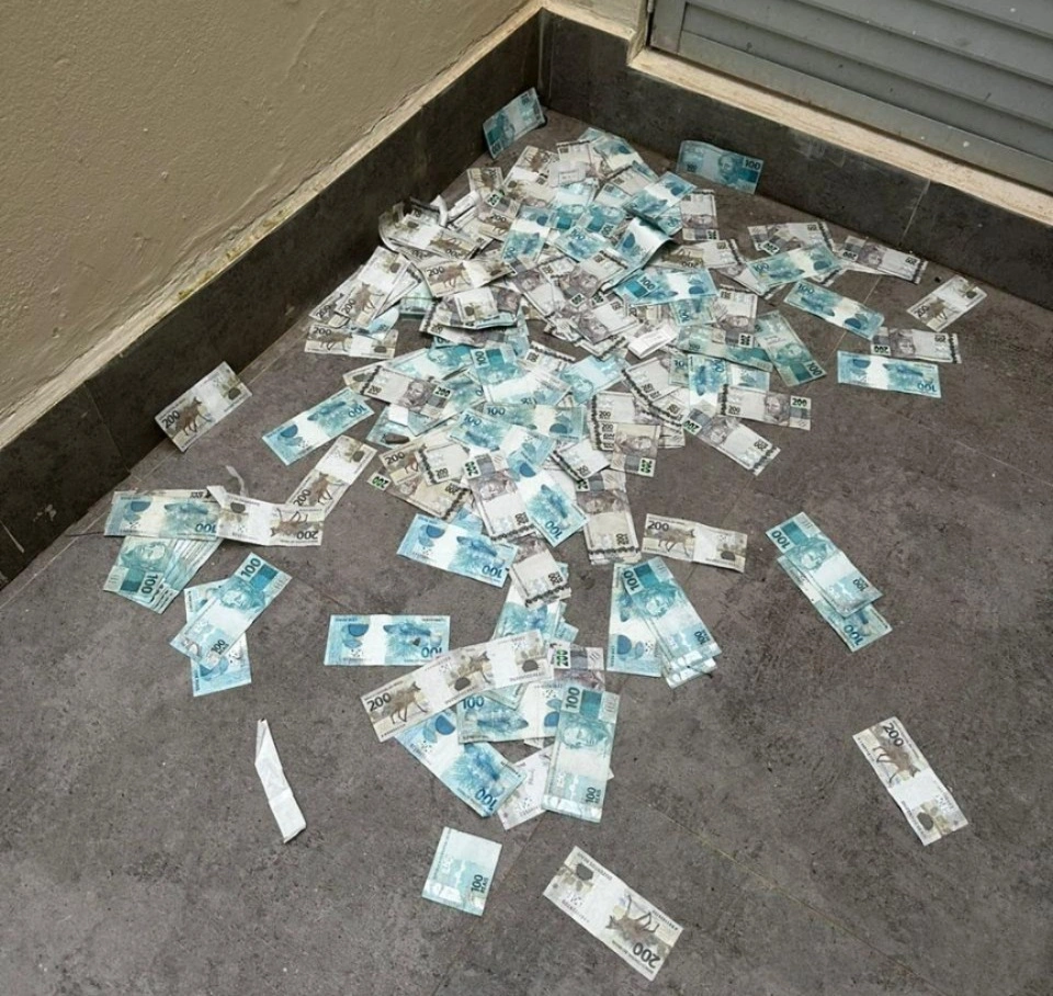 Dinheiro jogado e recolhido pela Polícia Federal