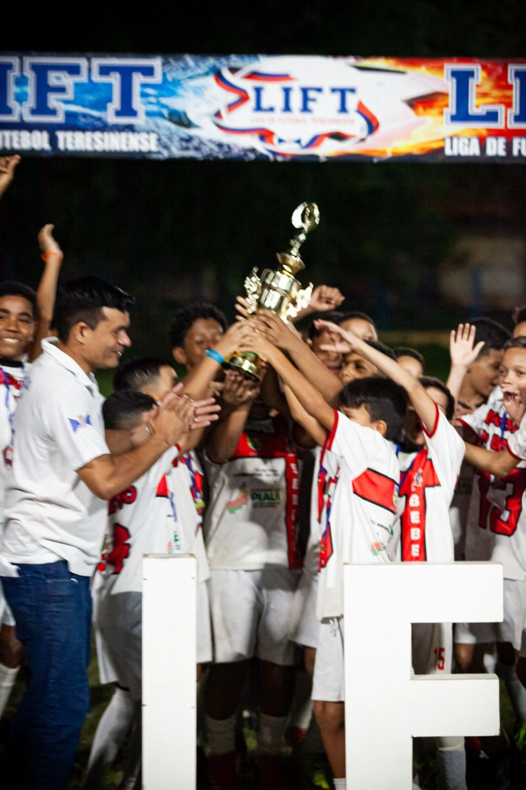 Escolinha do Bebeto comemorando o título do Sub-11