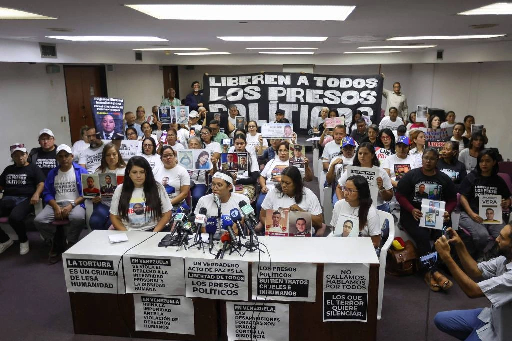Familiares de presos políticos dão entrevista coletiva em Caracas, em defesa de ampla libertação dos detidos