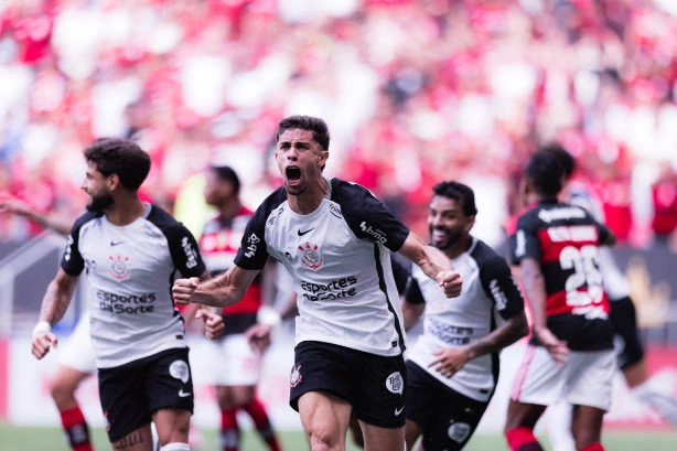 Gabriel Paulista comemorando o primeiro gol da final da Supercopa Rei contra o Flamengo.