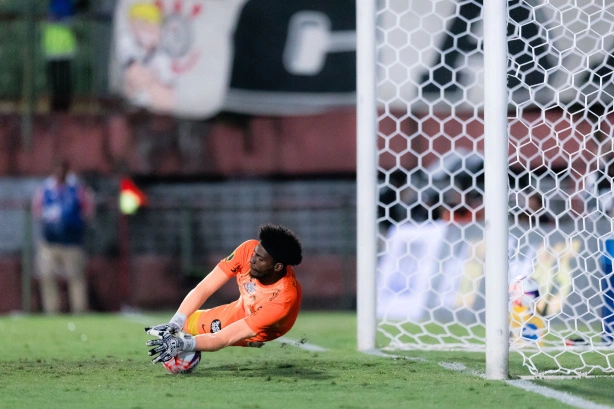 Hugo Souza defendendo um dos pênaltis que garantiu a classificação do Corinthians para as semifinais