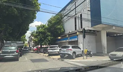 Centro vivo, calçada morta: quando a festa acontece e o trânsito some