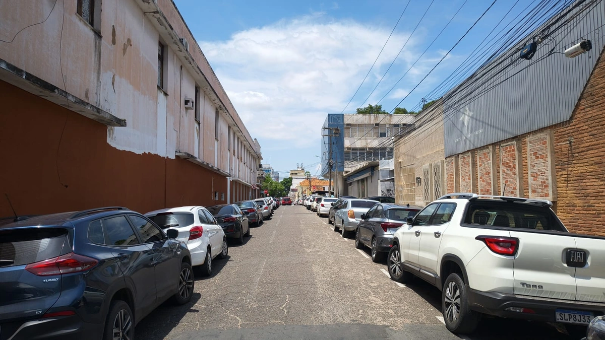 Infrações de trânsito no entorno da Praça Pedro II aos domingos