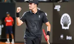 João Fonseca bate Thiago Monteiro, vence 1º jogo de simples no ano e vai às oitavas do Rio Open