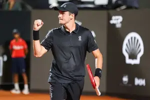 João Fonseca comemora ponto contra Thiago Monteiro, no Rio Open (Foto: Fotojump)