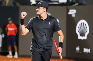 João Fonseca comemora ponto contra Thiago Monteiro, no Rio Open (Foto: Fotojump)