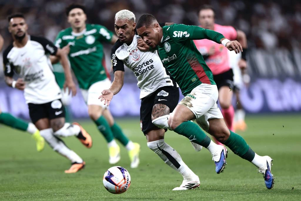 Matheuzinho e Vitor Roque disputam a bola em partida entre Corinthians e Palmeiras pelo Campeonato Paulista neste domingo (8), na Neo Química Arena