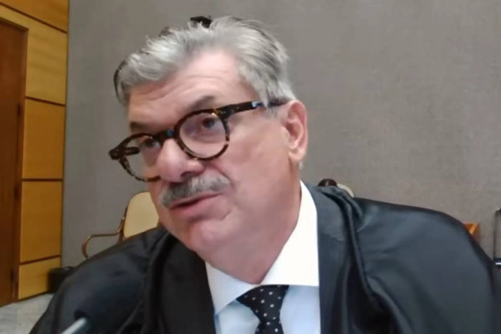 Ministro Marco Buzzi durante sessão da Quarta Turma do STJ em 3 de fevereiro de 2026