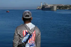 Navios da Marinha Mexicana chegam a Havana com ajuda humanitária (Foto: Yamil Lage/AFP)