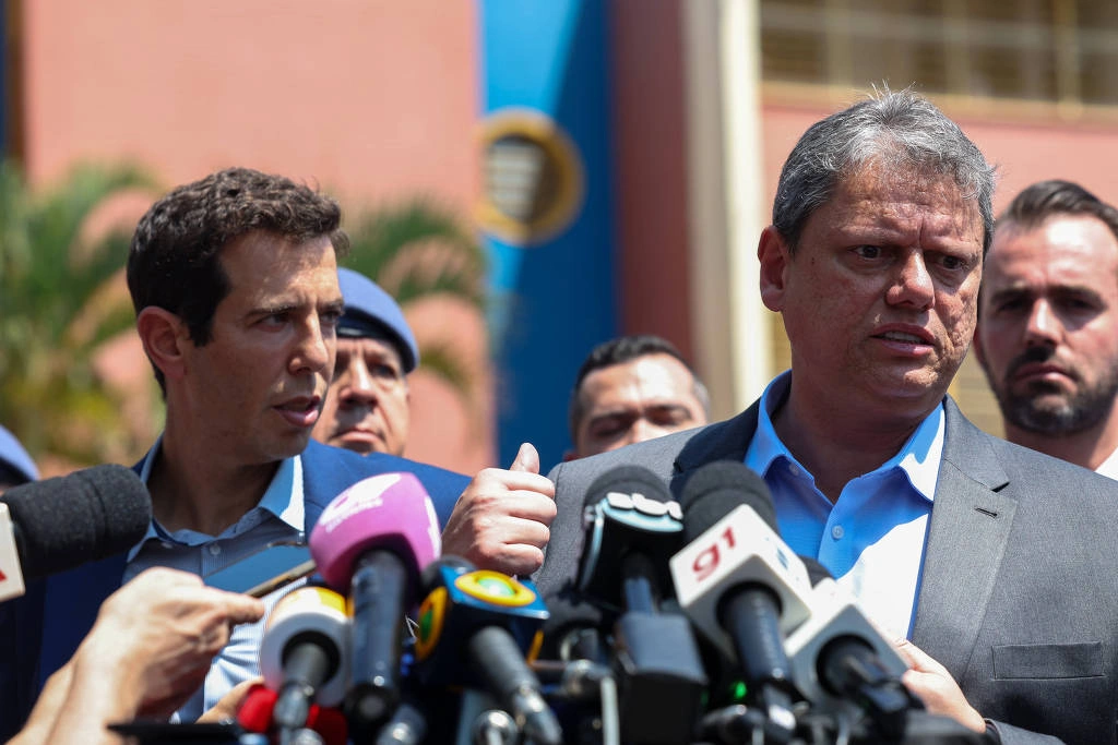 O governador Tarcísio de Freitas e o secretário de educação, Renato Feder