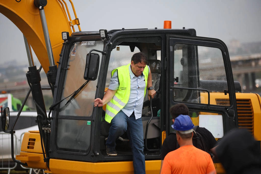 O governador Tarcísio de Freitas em retroescavadeira, durante evento sobre obras dos novos acessos da rodovia Ayrton Senna, em Itaquaquecetuba