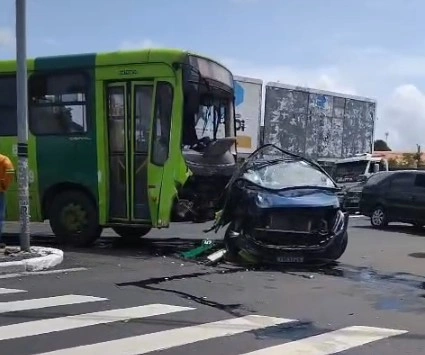 Ônibus colidiu com um carro no cruzamento da Avenida Miguel Rosa e a Rua Magalhães Filho, na zona Norte de Teresina