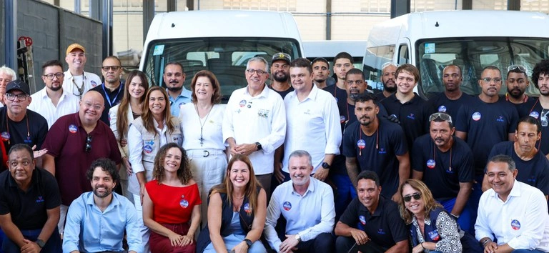 Padilha visita fábrica de ambulâncias na Bahia