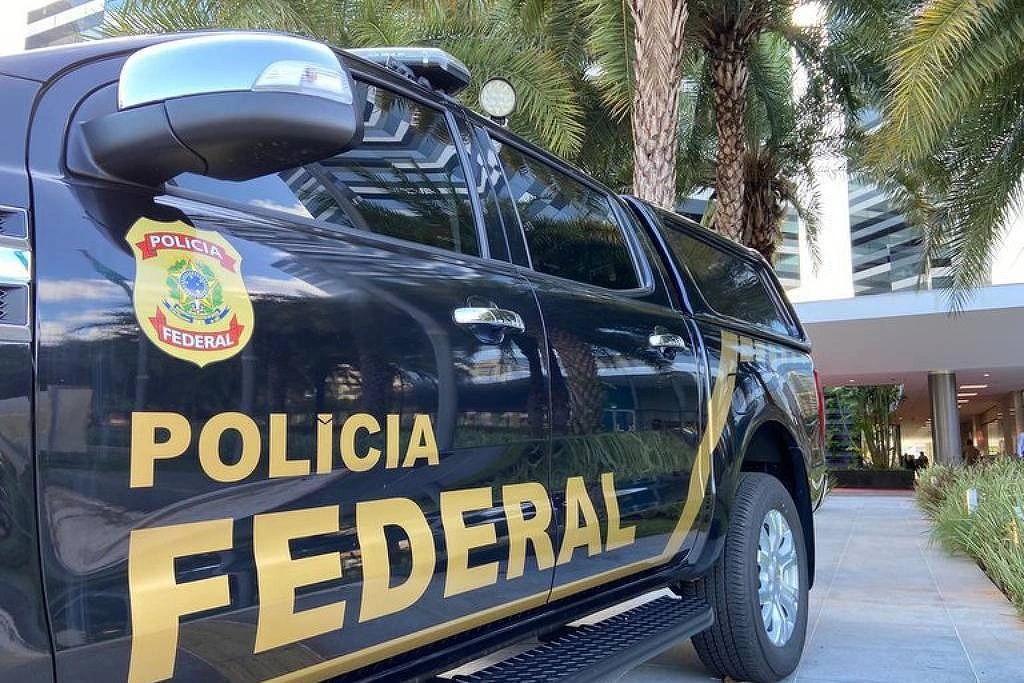 PF faz quatro mandados de busca e apreensão nos estados de São Paulo, Rio de Janeiro e Bahia ( viatura da Polícia Federal em um dos alvos )
