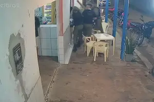 Polícia Militar do Piauí (PM-PI) afastou os policiais filmados agredindo um empresário em um bar (Foto: Reprodução)