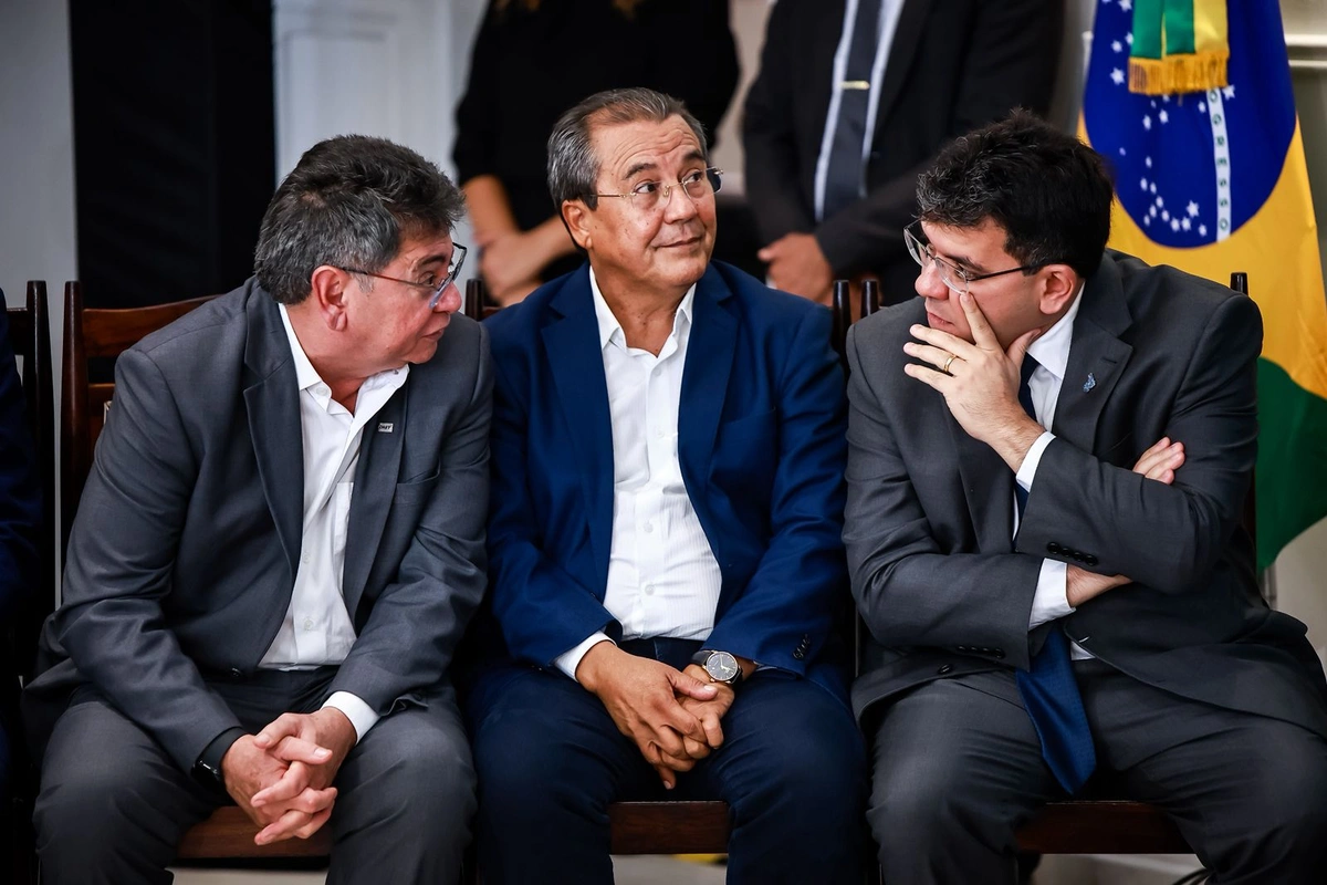 Rafael assina ordem de serviço da BR-235