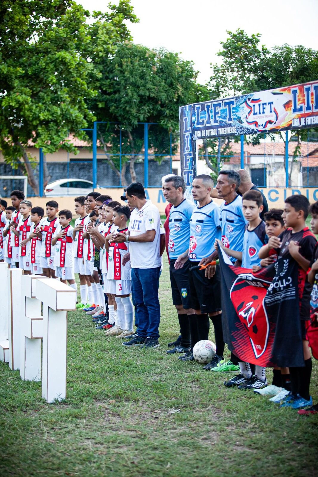 Times perfilados durante a execução do Hino Nacional Brasileiro