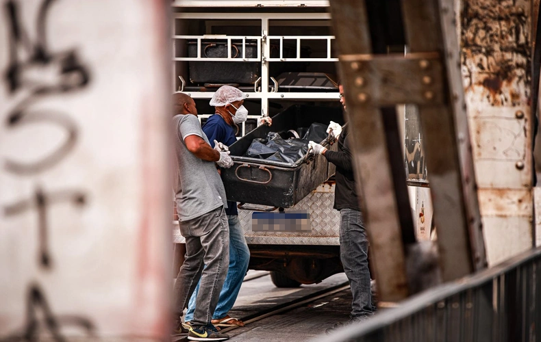 Universitária morre ao cair de moto na Ponte Metálica; ia para vaga de emprego. Retirada do corpo pelo IML-MA.