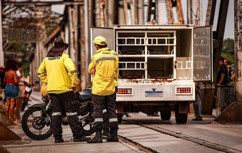 Universitária morre ao cair de moto na Ponte Metálica; ia para vaga de emprego