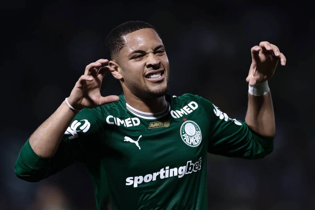 Vitor Roque comemora o segundo gol do Palmeiras neste sábado (21)