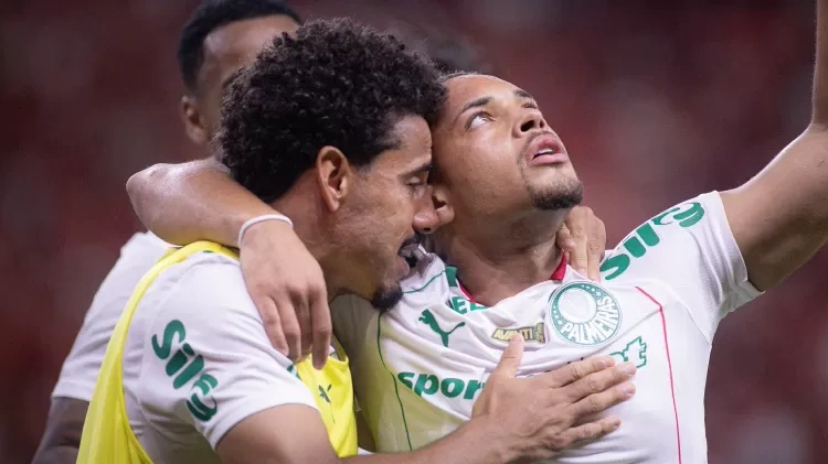 Vitor Roque comemora segundo gol do Palmeiras contra o Inter