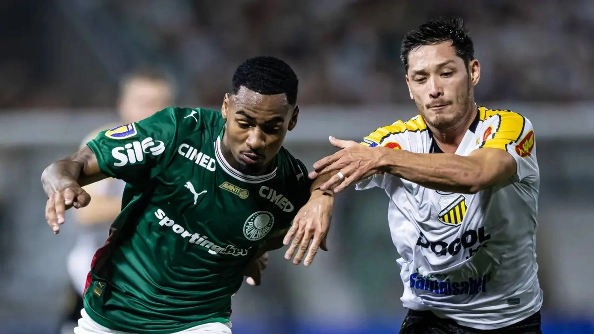 Allan, do Palmeiras, e Luis Oyama, do Novorizontino, disputam a bola no segundo jogo da final do Campeonato Paulista de 2026
