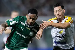 Allan, do Palmeiras, e Luis Oyama, do Novorizontino, disputam a bola no segundo jogo da final do Campeonato Paulista de 2026 (Foto: Divulgação)