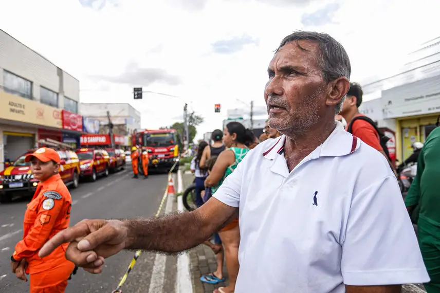 Bombeiros atuam no desabamento de lojas no Dirceu em Teresina