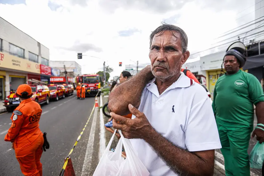 Bombeiros atuam no desabamento de lojas no Dirceu em Teresina