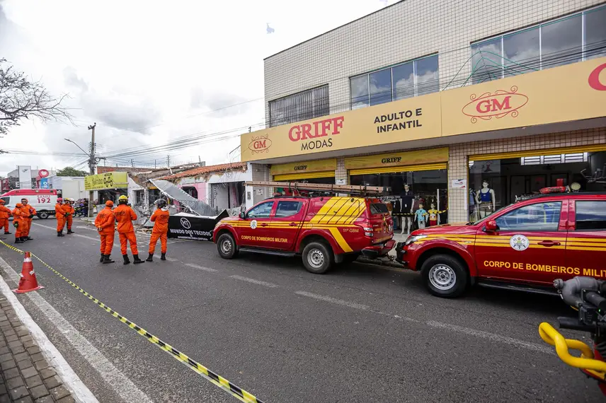 Bombeiros atuam no desabamento de lojas no Dirceu em Teresina