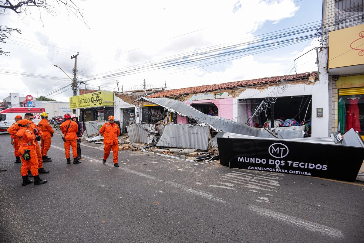 Bombeiros atuam no desabamento de lojas no Dirceu em Teresina