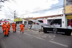 Bombeiros atuam no desabamento de lojas no Dirceu em Teresina (Foto: CV)