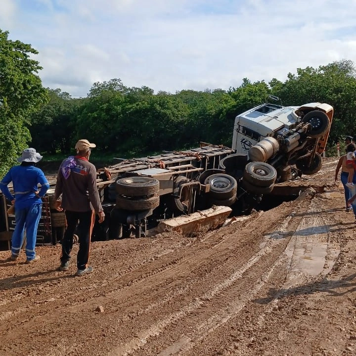 Caminhão fica preso na passagem molhada em Dom Inocêncio - PI