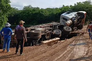 Caminhão fica preso na passagem molhada em Dom Inocêncio - PI (Foto: Reprodução)
