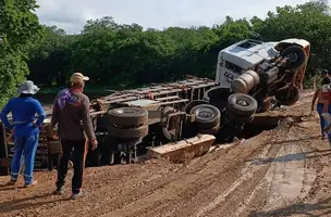 Caminhão fica preso na passagem molhada em Dom Inocêncio - PI (Foto: Reprodução)