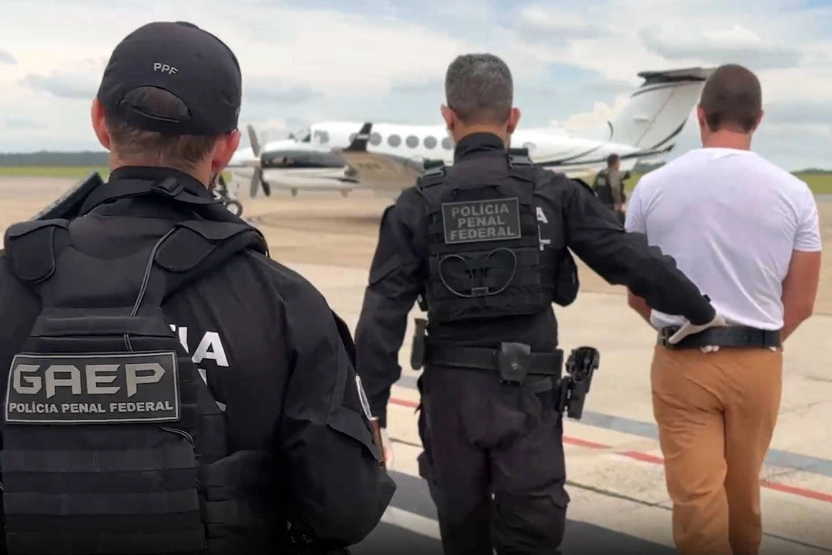 Daniel Vorcaro, dono do Banco Master, é transferido para Penitenciária Federal de Brasília, por meio de um avião descaracterizado da Polícia Federal