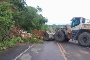 DER envia equipes aos municípios para o monitoramento e reparo de rodovias danificadas pelas fortes chuvas (Foto: DER-PI)